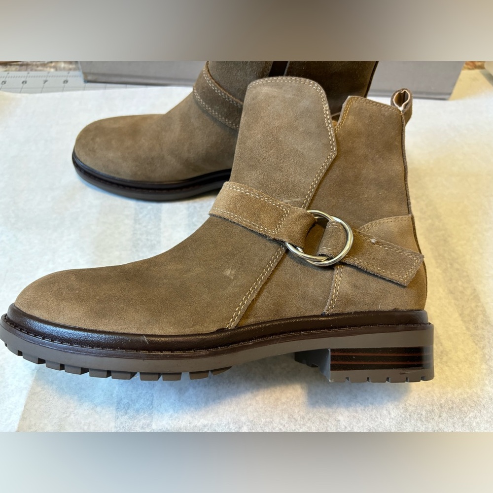 NWOB The Blondo Waterproof
Renae boots size 8.5 original price $169.65